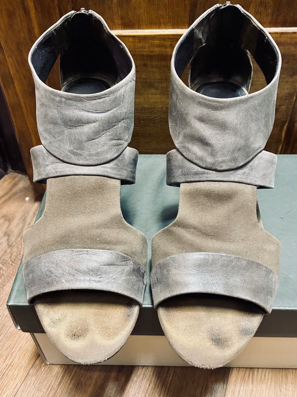 Nine West Women's Gray Leather & Suede Open-Toe Sandals Back Zip Wooden Heel 9.5